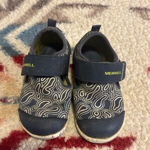 Merrell toddler water/outside play shoes! Wide and with great grip! 6.5